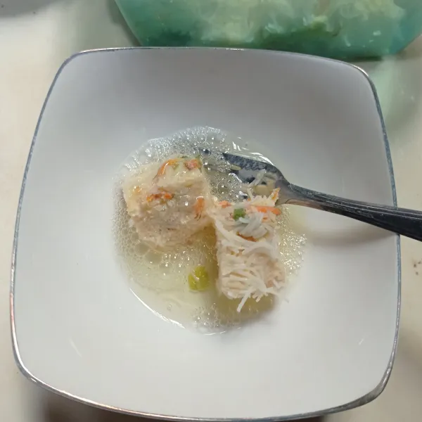 Kocok lepas putih telur, lalu celupkan nugget bihun.