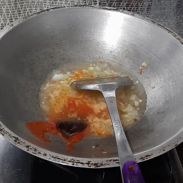 Lalu tambahkan air dan saus sambal.