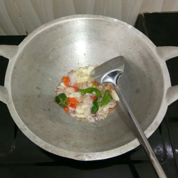 Panaskan minyak goreng. Tumis cabai rawit, bawang merah, bawang putih dan daun jeruk hingga harum dan layu.