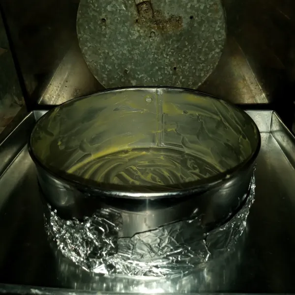 Oles loyang dengan margarin sampai rata. Panaskan dalam oven suhu 180'c sambil menunggu adonan siap.