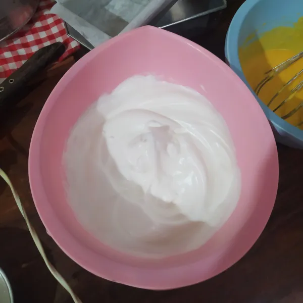 Dalam wadah B yang berisi 5 butir putih telur, masukkan garam dan air perasan jeruk nipis, kemudian mikser dengan kecepatan rendah. Masukkan gula pasir secara bertahap sambil terus dimikser. Setelah semua gula masuk, naikkan kecepatan mikser, dan terus dimikser hingga soft peak (jika mikser diangkat, maka akan terbentuk jambul yang ujungnya melengkung).