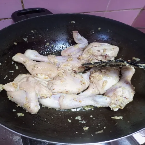 Masukkan ayam lalu aduk hingga ayam berubah warna dan bumbu meresap rata.
