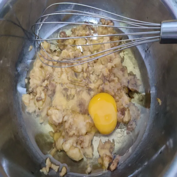 Kemudian tambahkan telur dan minyak goreng, aduk rata.
