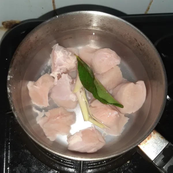 Rebus ayam dengan daun salam dan serai geprek. Jika sudah dingin, suwir-suwir.