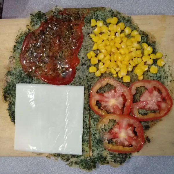 Tata saus sambal, jagung, keju, dan tomat disetiap sisi.