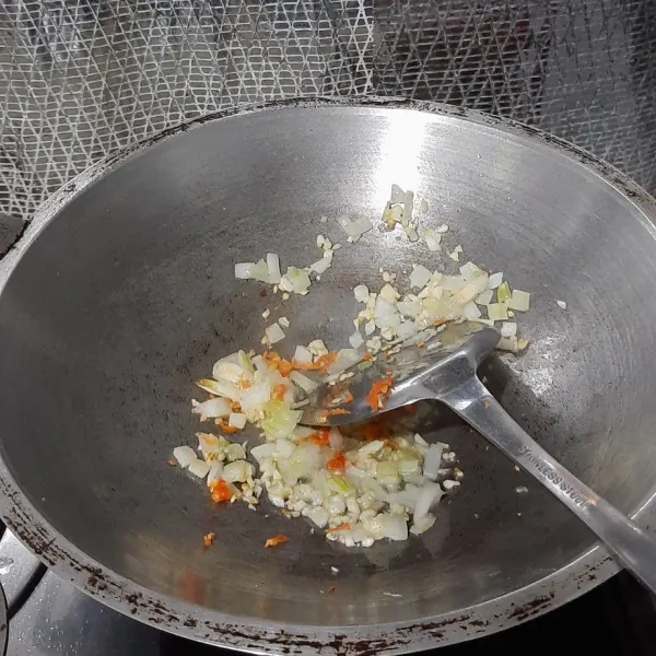 Kemudian tumis bawang putih, bawang bombay, dan cabai hingga wangi.