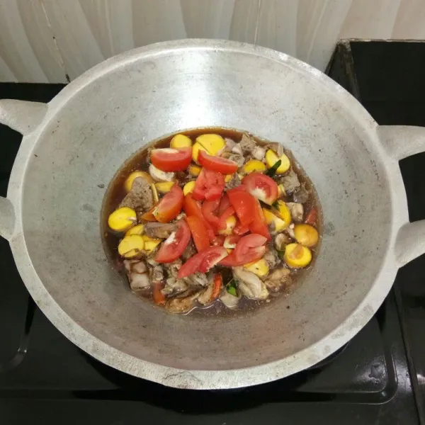 Masukkan tomat, aduk rata kembali.