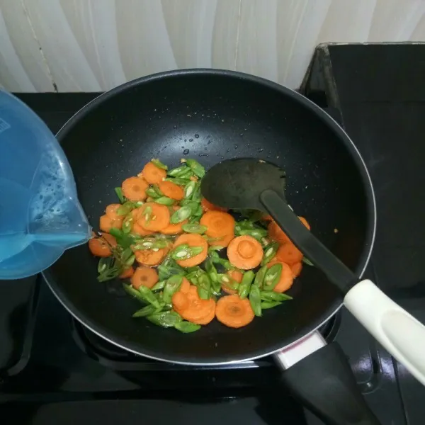 Masukkan air, masak hingga sayuran matang dan air menyusut habis.