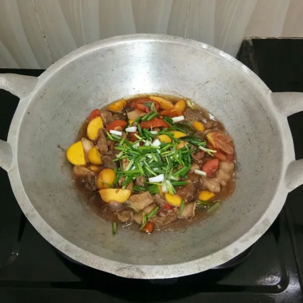 Kemudian masukkan daun bawang, aduk rata. Masak hingga bumbu meresap, angkat.