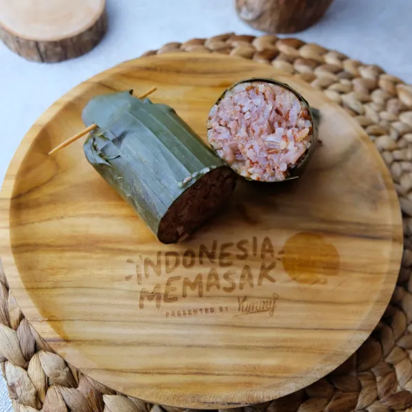 Setelah dingin, potong lontong dan siap disajikan di atas piring saji.
