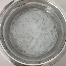 Seduh bihun dengan air panas sampai empuk, tiriskan.