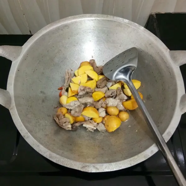 Lalu masukkan uritan, aduk rata.