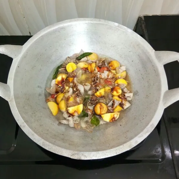 Masukkan kecap manis, kaldu jamur dan garam lalu aduk rata.