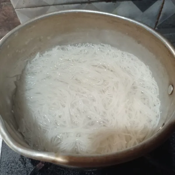 Rebus bihun beras hingga mengembang dan lunak, tiriskan.