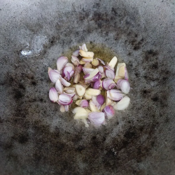 Tumis bawang merah dan bawang putih dengan sedikit minyak.