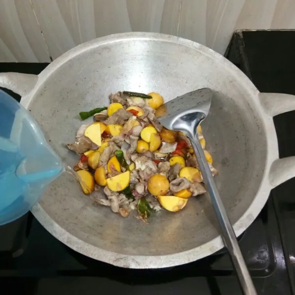 Masukkan air, aduk rata. Masak hingga mendidih.