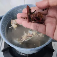 Rebus kembali tulang sapi hingga daging yang menempel di tulang empuk. Tambahkan air secukupnya, bunga lawang, kayu manis, cengkeh dan kapulaga. Rebus hingga mendidih.