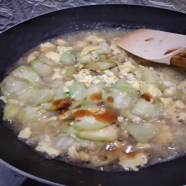 Tambahkan saus tiram, lalu aduk rata. Kemudian sajikan di piring saji, bisa di tambahkan taburan bawang goreng.