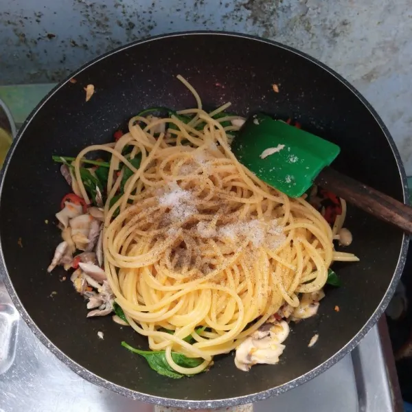 Masukkan spaghetti, gula, garam, dan lada bubuk. Aduk rata. Masak sebentar. Icip rasa. Angkat dan sajikan.