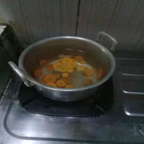 Panaskan air masukan wortel sampai setengah matang.