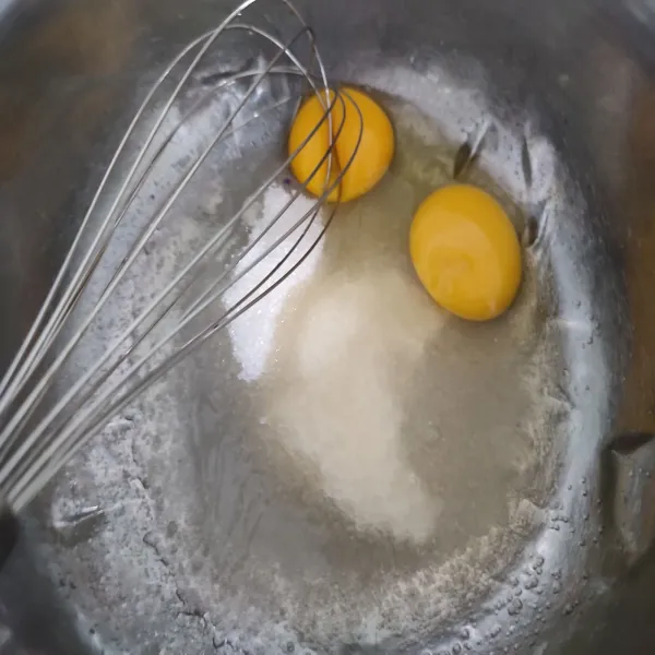 Kocok telur dan gula pasir hingga larut.