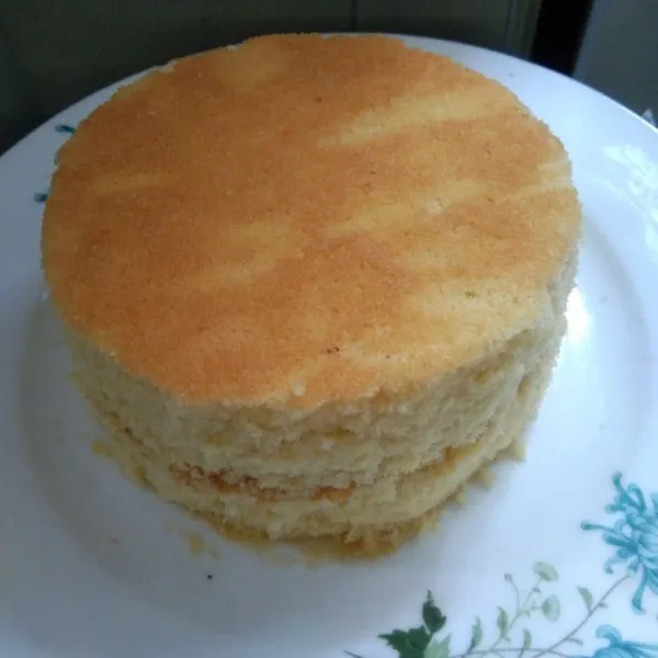 Tumpuk 2 sponge cake dan potong membentuk 1/2 bola. ukuran disesuaikan antara cake yg atas dan bawah. Siapkan plastik mika, bentuk lingkaran berdiameter 10-12 cm, sesuaikan dengan diameter cake.