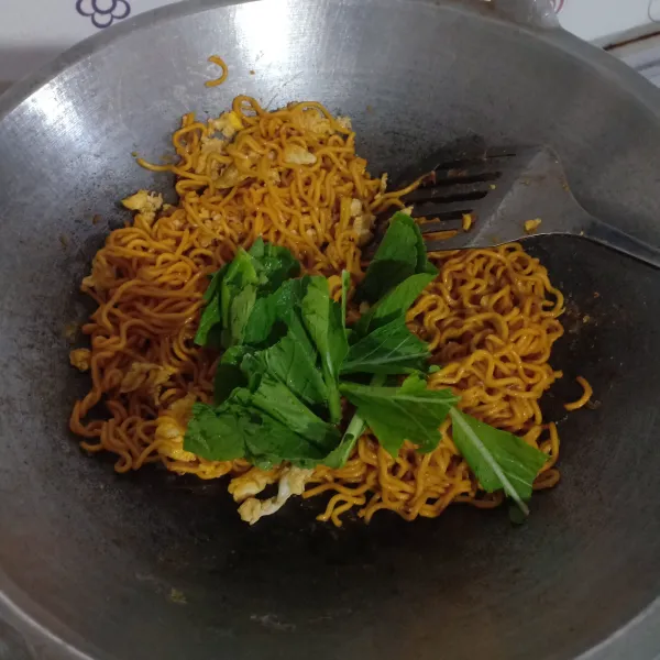 Tambahkan sawi hijau.