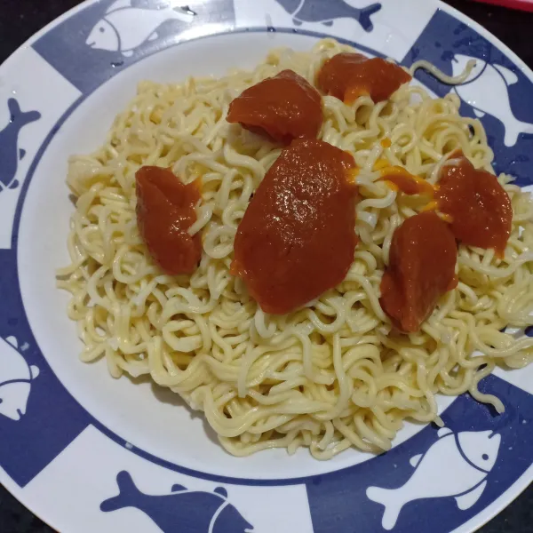 Campur mie dengan saus cabe sampai rata.