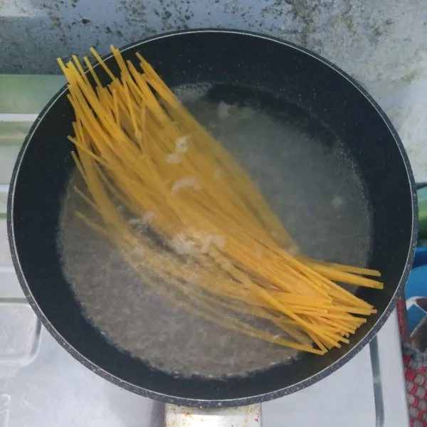 Rebus spaghetti sampai matang. Angkat dan tiriskan.