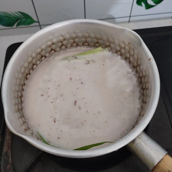 Masak sari kacang merah dengan api sedang, masak hingga sedikit mengental. Terakhir matikan api, sari kacang bisa di saring atau tidak. Biarkan sampai dingin, lalu sajikan dengan es batu.