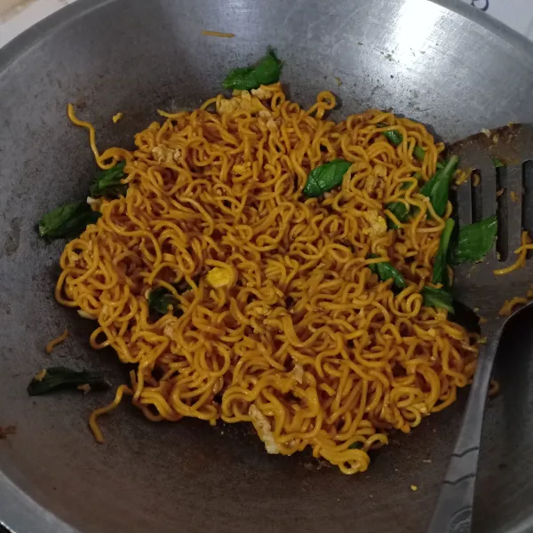 Masak sampai matang dan sawi layu.