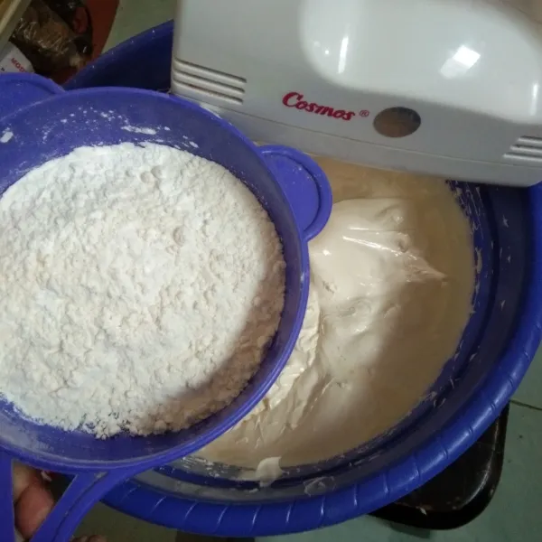 Masukan tepung terigu, fibercreme, tepung maizena sambil diayak agar tidak ada yg bergerindil. kemudian mixer dengan kecepatan rendah hingga rata.