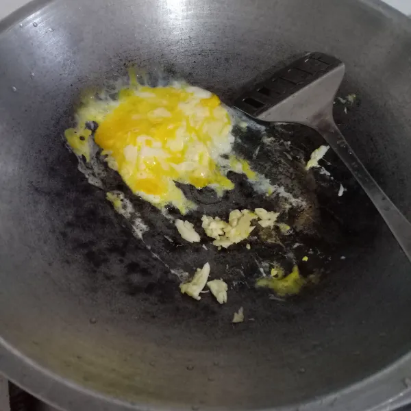 Goreng telur orak arik lalu masukkan bawang putih, tumis sampai harum.