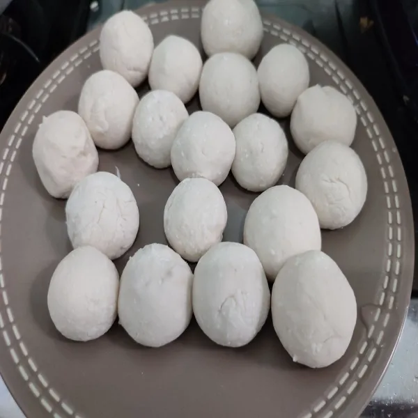 Ambil sedikit adonan, kemudian bulatkan dan sisihkan.