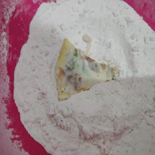 Kemudian masukkan ke dalam tepung crispy sambil sedikit diremas-remas.
