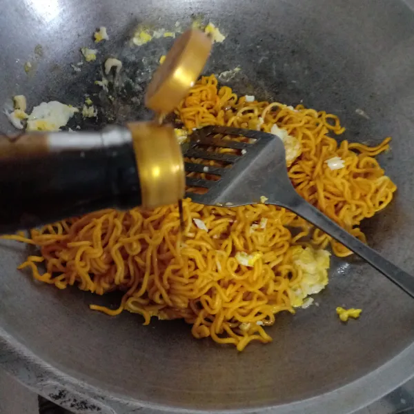 Lalu masukkan saus raja rasa, aduk rata.
