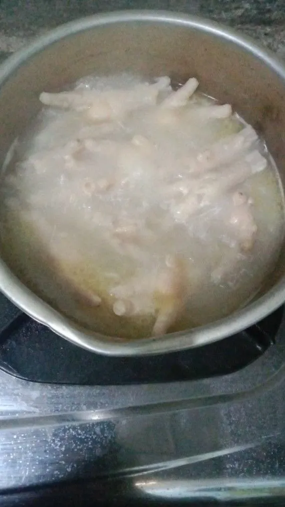 Rebus ceker ayam hingga empuk dan air sudah menyusut.