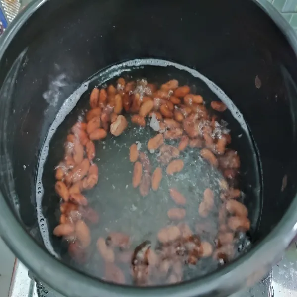 Didihkan air, rebus kacang merah hingga empuk.