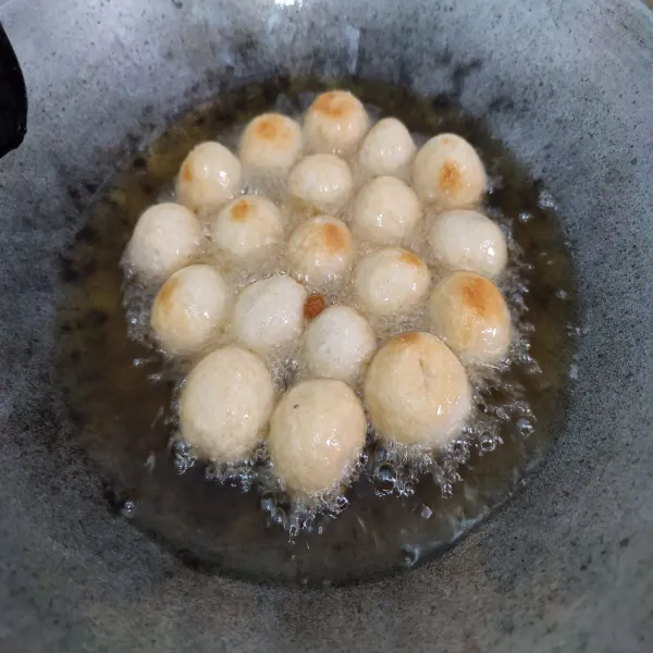 Masak cimol sambil di aduk-aduk hingga matang merata dan kulitnya garing.