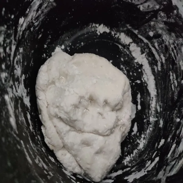 Uleni hingga adonan bisa di pulung dan sisihkan.