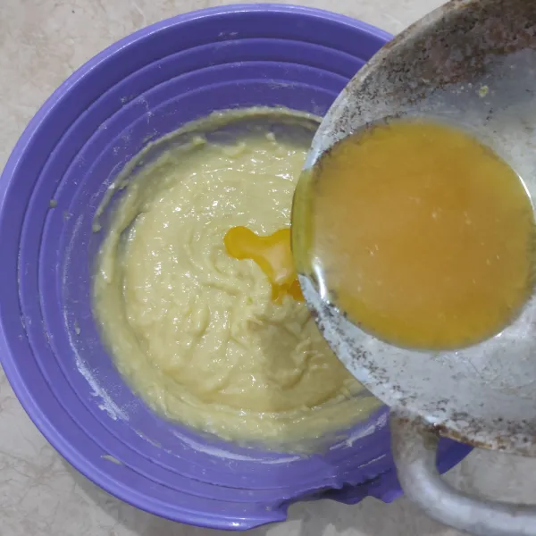 Terakhir masukkan margarine, aduk kembali hingga tercampur rata.