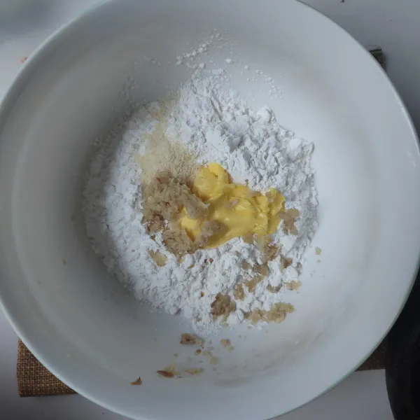 Campurkan tepung tapioka, margarin, bumbu halus, dan kaldu bubuk, lalu aduk rata.