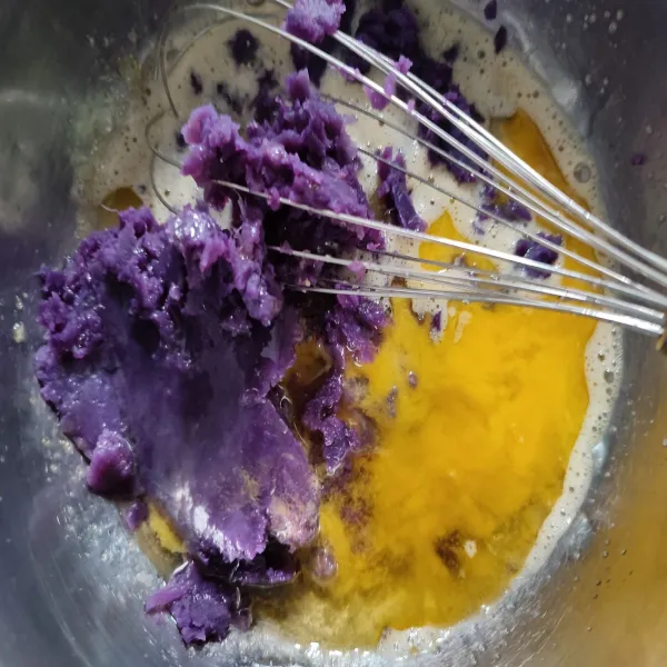 Kemudian masukkan ubi ungu, minyak goreng, susu cair, vanila extract, serta butter yang sudah dilelehkan lalu aduk rata.