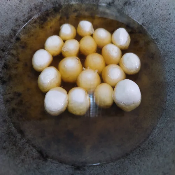 Salin minyak goreng ke dalam wajan, kemudian masukkan cimol. Lalu nyalakan api, masak dengan api kecil.