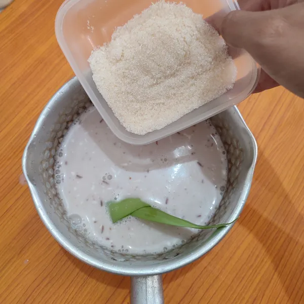 Terakhir tuang gula pasir, lalu aduk merata hingga tercampur.