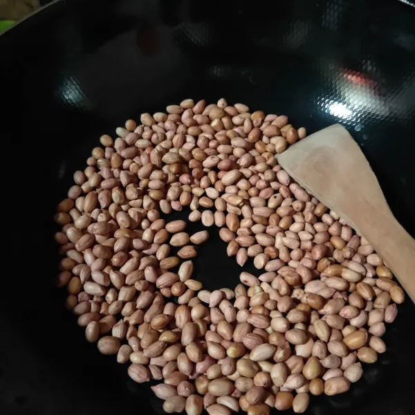 Sangrai kacang dengan api kecil sampai matang atau kulit ari terkelupas.