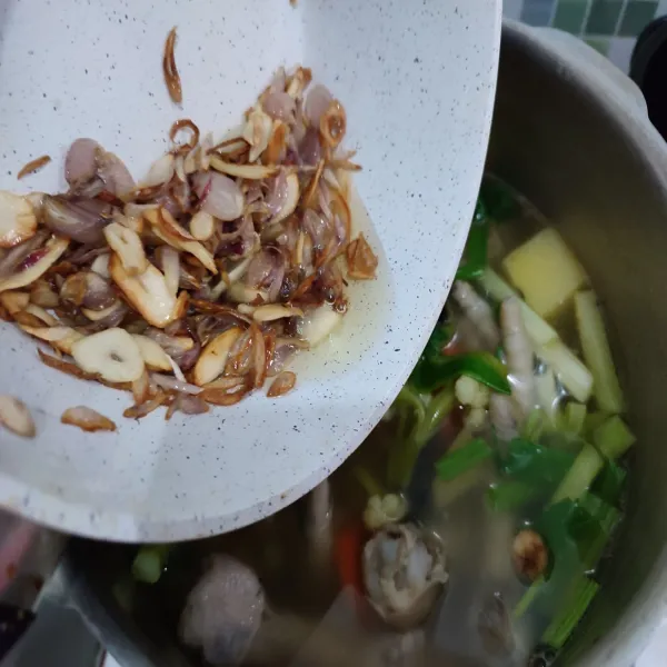 Salin tumisan bawang berserta minyaknya ke dalam wajan sup.
