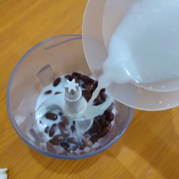 Campurkan kacang merah rebus dengan sedikit air santan, lalu blender hingga halus.