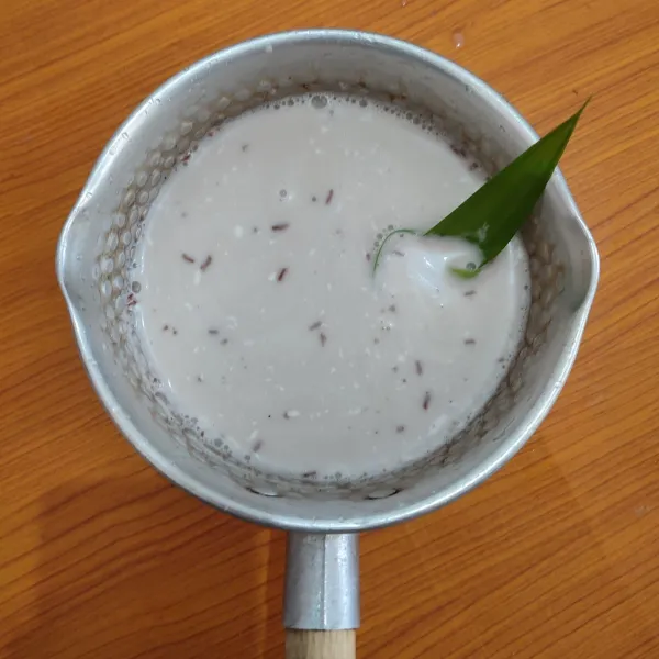 Tuang sari kacang merah, sisa air santan, vanili bubuk, daun pandan, dan sejumput garam ke dalam panci.