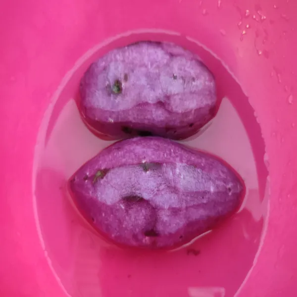 Kupas ubi ungu, kemudian cuci hingga bersih.